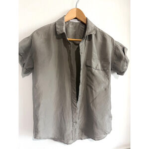 Everlane Short-Sleeve Button-Up Shirt in Olive Gray